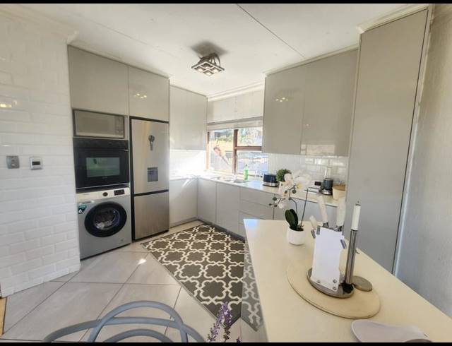 2 BEDROOM TOWNHOUSE FOR SALE IN BASSONIA